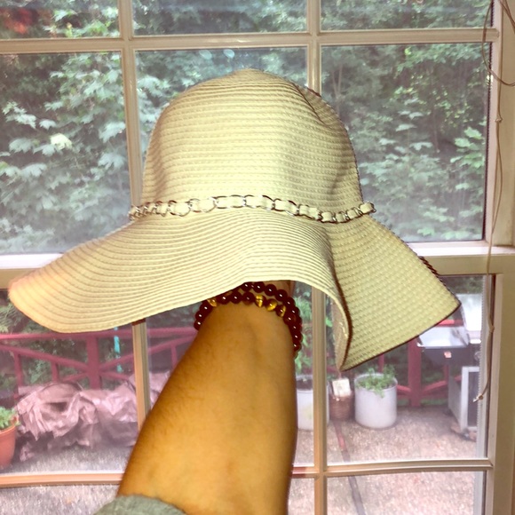 Accessories - White beach hat